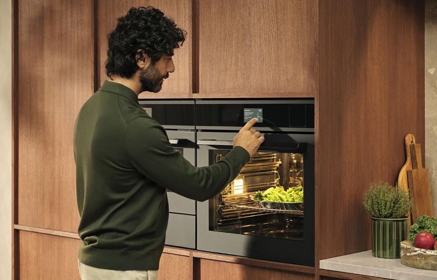 Electrolux 900 – Synergie konektivity a precizní senzoriky pro profesionální výsledky v domácí kuchyni