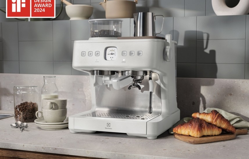 Profesionální příprava kávy v netradičním bílém kabátu. Nové pákové espresso Electrolux 800